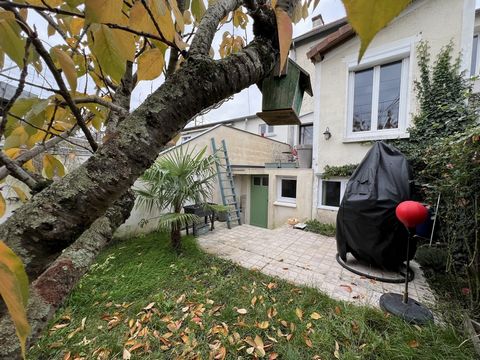 PROCHE ROTONDE / VELPEAU - COMMERCES ET TRANSPORTS À PROXIMITÉ Charmante maison de ville se composant d'une entrée, une pièce de vie spacieuse et lumineuse d'environ 30m2 avec son accès terrasse, une cuisine aménagée et équipée offrant un espace dîna...