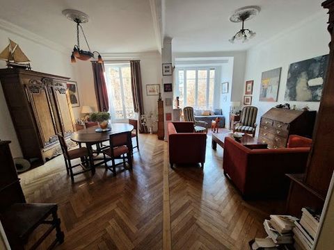 « Découvrez cet élégant appartement d'environs 76 m² de surface Carrez situé entre le quartier Borriglione et de la Libération à Nice. Dans un immeuble bourgeois de 1920 sans ascenseur. L'appartement est situé en étage bas. Caractéristiques principal...