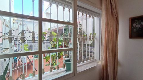 Located in Málaga. Discover the charm of living in the heart of Málaga! We present to you this impressive 200+ square meter townhouse, located in the exclusive Ciudad Jardín neighborhood, in the city center. This unique property features a typical An...