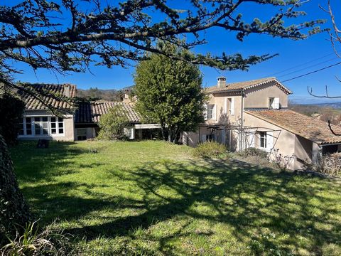 Die Immobilienagentur JURISTIMMO bietet Ihnen dieses herrliche Haus voller Charakter in idealer Lage im dynamischen provenzalischen Dorf Malaucène, am Fuße des Mont-Ventoux, nur wenige Kilometer von Vaison-la-Romaine entfernt. Das Hotel liegt auf ein...