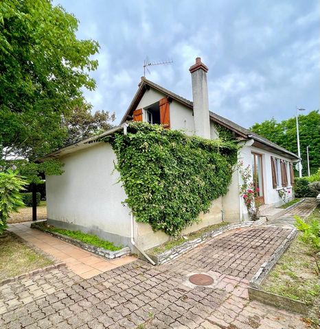 Située à Saint-Doulchard cette maison est située dans un quartier résidentiel, à proximité de toutes les commodités telles que les commerces, les écoles, et les transports en commun… Implanté sur un terrain de 754 m² ce bien de 89 m² nécessite une ré...