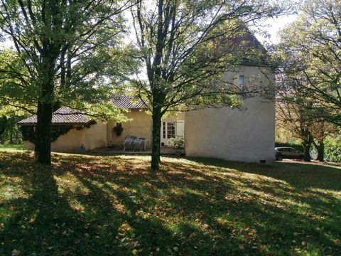 Jean-Philippe et le réseau d'agences immobilières FCI vous proposent cette très belle maison sans travaux avec des prestations de qualité. Un grand terrain avec vue vous permettra d'accueillir vos animaux et un hangar de stocker votre matériel. La ma...