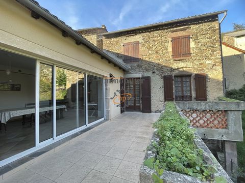 A vendre, Le Truel, maison de village de 147 m2 habitables. Pièce à vivre avec cheminée monumentale, salle à manger, cuisine et séjour donnant sur terrasse. 4 chambres, garage, atelier, plusieurs caves. Du potentiel avec ses pièces aménageables. Chau...