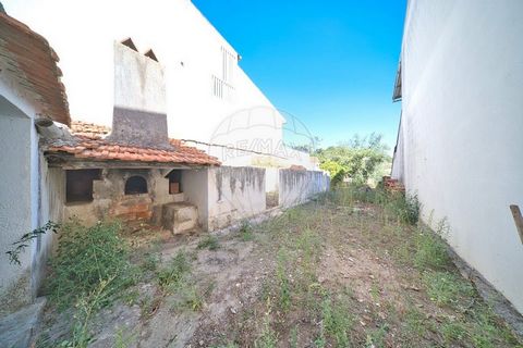 Moradia T3 em Glória do Ribatejo Localizada no centro da vila, a necessitar  de obras de recuperação com grande potencial de áreas para um bom espaço habitacional. Ideal para habitação própria ou investimento. Área bruta de construção de 102.65m2 Áre...