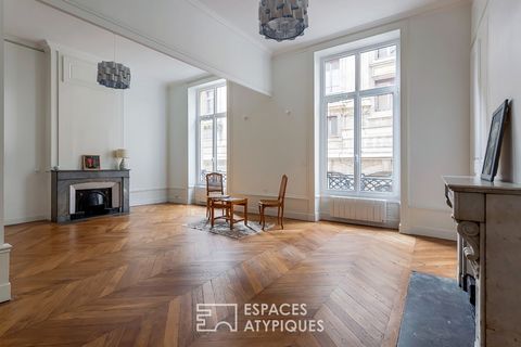 Situé dans la célèbre rue du théâtre des Célestins, cet appartement ancien au cachet indéniable, entièrement rénové de 93m2 prend place au 2eme étage avec ascenseur. Un hall d'entrée dessert deux espaces distincts. D'une part, la spacieuse pièce de v...