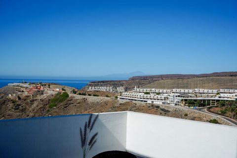 This tastefully decorated apartment offers a modern and bright living space with exceptional views of the Atlantic Ocean and magical sunsets, with the majestic Teide as a backdrop. The property is spacious and features three rooms, carefully renovate...