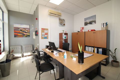 Excellent business opportunity! Office/Shop located in the center of Torres Novas, in the middle of a business expansion zone. With a gross area of 104 m² and a usable area of 86 m², this space offers all the conditions to host your company or busine...