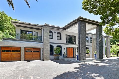 Bienvenue dans ce paradis pour les artistes, où l’on peut organiser n’importe quoi, des fêtes au bord de la piscine pour tous ceux que vous connaissez aux journées tranquilles en famille à la maison. Avec deux salons, la salle à manger ouverte avec l...