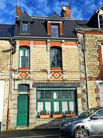 L'Agence & Vous, Mélanie BLANVILLAIN ... , vous présente cette charmante maison en pierre de 121 m2 environ, située dans le centre ville de Pontorson, à proximité immédiate de toutes commodités, commerces, écoles..., et seulement à 8 minutes du Mont-...