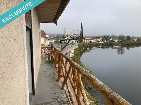 Proche de toutes les commodités, maison de type 5 sur deux niveaux composée: au RDC, d'une cuisine, d'une salle à manger, d'une salle d'eau et d'une pièce supplémentaire qui servait de magasin. A l'étage, 3 chambres. Grenier au dessus de 50 m2 (à 1m8...