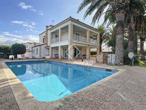 Lucas Fox presents this wonderful villa of 770m² built on a plot of 1,393m² in the prestigious development of Son Oleo, just a few meters from the beach and the centre, in the municipality of Ciutadella de Menorca. The property is distributed over tw...