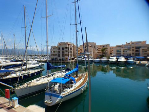 Idéalement situé sur le port de Bormes-les-mimosas, à deux pas de la plage de la favière et des commodités, coup de coeur pour cet appartement de type deux pièces entièrement rénové de 45,21 m² loi carrez. Le bien se compose d'une entrée avec placard...