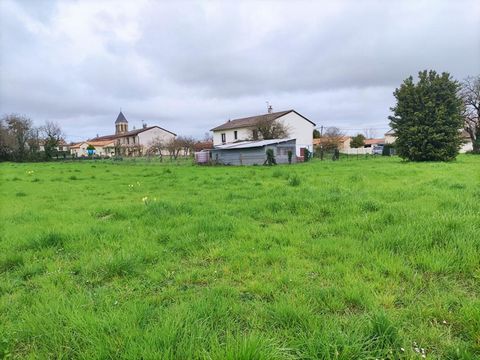 Sur la commune de Champagné-St-Hilaire, très beau terrain constructible non viabilisé mais avec les réseaux qui passent juste devant. Raccordable au tout-à-l'égout. Façade de 20m. La partie du terrain en seconde position a pour dimension 22m x 58m. I...