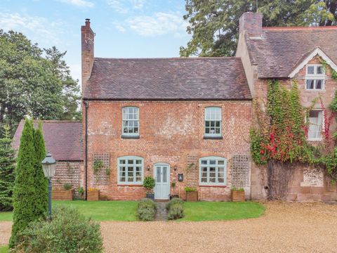 This Grade II listed cottage in Shifnal provides a unique blend of period features and modern family living. The property includes three spacious bedrooms and one bathroom, making it suitable for families or those seeking extra space. The cottage is ...