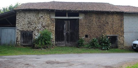 A la sortie d'un bourg, proche de Chaillac Sur Vienne, grange d'une surface de 90m² (15mètres x 6mètres) Située dans un secteur très calme avec voisins discrets et proche des commodités, à 2minutes du centre de Chaillac Sur Vienne, 5 minutes de Roche...