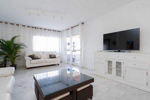 Il appartamento a Marbella ha 2 camera(e) da letto e capacità per 4 persone. Alloggio di 100 m². Ha ascensore, 15 m² della terrazza, lavatrice, riscaldamento centralizzato, aria condizionata in tutte la stanze, piscina in comune, garage in in struttu...