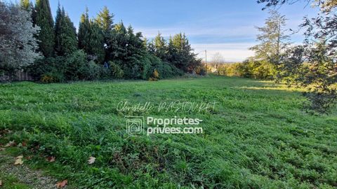 Je vous propose un agréable terrain constructible d'environ 950 m², idéalement situé hors lotissement sur la commune de Tulette, dans le Drôme. Ce terrain offre une opportunité exceptionnelle de construire la maison de vos rêves dans un cadre paisibl...