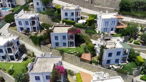 Vrijstaand huis met tuin in een complex van 22 villa's in Gündoğan Küçükbük Gemeenschappelijk gebruikt zwembad 7 minuten met de auto naar het centrum en het strand van Gündoğan 4 minuten naar het strand van Küçükbük. Binnen 250 m2 oppervlakte, 120 m2...