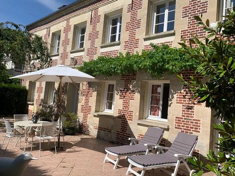 Maison ancienne de caractère au calme, sur terrain de 644m² arboré et clos sans vis à vis. A Ponchon, commune se situant à 5mns accès autoroute A16 pour Paris, 10 minutes du centre de Beauvais, Au RDC une jolie entrée, une grande cuisine dinatoire, u...