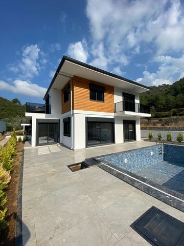 Villa nuova di zecca nella regione di Uzumlu di Fethiye Villa privata piscina grande giardino Tutta la natura è circondata vista verde alto livello di ossigeno terrazza balcone Sono stati utilizzati materiali di alta qualità porte bianche bei marmi c...