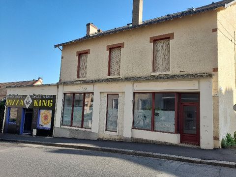 Je vous propose de découvrir cet immeuble en centre-ville de Guéret, proche de la Mairie et du lycée Bourdan. Composé de 5 lots : 2 locaux commerciaux, 1 hangar/entrepôt et 2 appartements (70m² et 40m²), il offre une opportunité d'investissement inté...