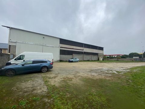 A vendre sur la commune de Saint-Maixent, proche zone commerciale en direction de Poitiers, dépôt de 720m2 de surface intérieure sur une parcelle de 1120m2. le dépot est loué 6000 euros à l'année à une association. La taxe foncière est de 1955 euros....