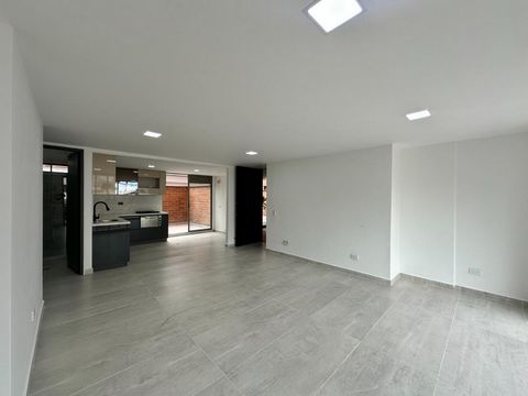 Appartement d’une superficie de 121m2 construit, situé au deuxième étage, 3 chambres, 3 placards, 2 salles de bains, salon, salle à manger, bar, buanderie, balcon, parking, buanderie, énergie, aqueduc, égouts, réseau de gaz, strate 5. Copropriété dan...