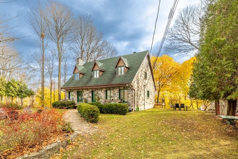 De style Canadienne, belle propriété en pierre située dans le prestigieux secteur de choix Place des Ilets. Magnifique terrain aménagé de 17 600p². Elle sera vous charmer avec son cachet authentique, ses plafonds cathédrale et son foyer au salon. Off...