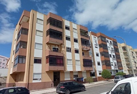 Apartment with an area of 111 m², located in Arruda dos Vinhos, district of Lisbon. The apartment is located on the 4th floor of a building without an elevator. The property consists of: - an entrance hall - living room - 2 bedrooms - kitchen - bathr...