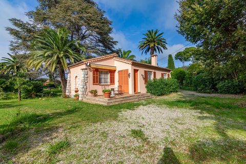 Unique villa with own vineyard, on the prized Cap d'Antibes. Charming villa of 63 m2 sits on a 1268 m2 plot. Ideally located on the upper part of Cap d'Antibes, facing south. The garden is extraordinary and has a vineyard allowing you to make your ow...