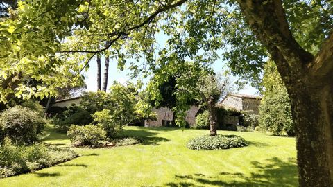 Opportunité unique pour cette rare Longère historique sans vis à vis et préservée en pierre datant du XVIIème siècle située dans un emplacement privilégié niché au milieu de magnifiques jardins paysagers de 2675 m² orientés plein sud incorporant un b...