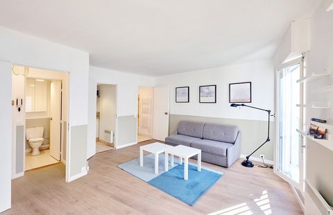 Nous vous proposons à la vente ce grand studio entièrement rénové de 31,11 m² carrez au 3ème étage dans une résidence récente de 1980 avec ascenseur et située en plein centre ville de Saint-Cloud Rue de L'EGLISE, au pied des commerces. Baigné de lumi...