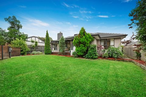 Découvrez la maison familiale de vos rêves au cœur de Mooroolbark, où le confort moderne se mêle sans effort à la sérénité de la nature. Nichée dans une cour tranquille, cette charmante propriété offre l’équilibre parfait entre paix, commodité et acc...