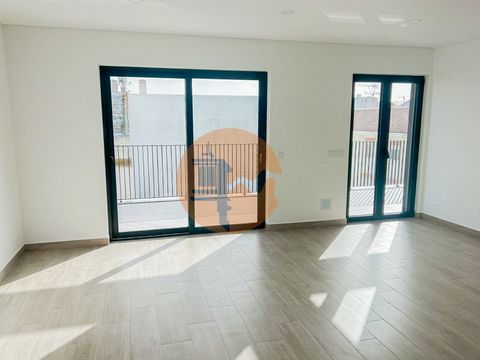 Magnificent new flat located in Vila Real de Santo António, right in the city centre. This property consists of 1 bedroom, 1 bedroom interior, 1 living room/kitchen that will be equipped with appliances of the brand MLL or MLR, toilet with toilet, bi...