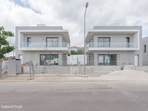 Villa moderne de 5 chambres avec piscine et vue imprenable à Murteira, Loures Nous vous présentons cette magnifique villa de 5 chambres, située dans un quartier calme de Murteira, Loures, située sur un terrain de 373m². Bénéficiant d’un emplacement p...