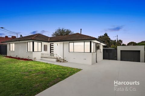 Bienvenido a esta casa de cuatro habitaciones bellamente renovada, perfecta para la vida familiar moderna. El corazón de la casa cuenta con una cocina completamente nueva, diseñada tanto para el estilo como para la funcionalidad, lo que hace que coci...