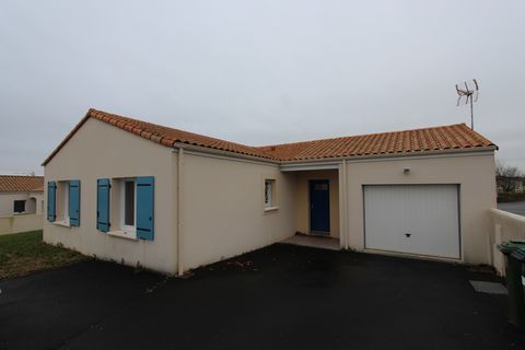 NIORT quartier Sainte-Pezenne, faites l'acquisition de ce plain-pied individuel construit en 2010. Cette maison comprend : entrée avec placard, salon-séjour avec baie vitrée sur terrasse carrelée ouvert sur cuisine aménagée, couloir, 3 chambres dont ...