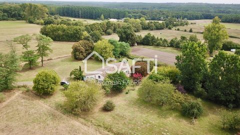 Située dans la charmante commune de Laruscade (33620), cette propriété offre un cadre de vie paisible au cœur de terrains vallonnés. La maison en pierre type girondine se distingue par son caractère authentique et son environnement préservé, offrant ...