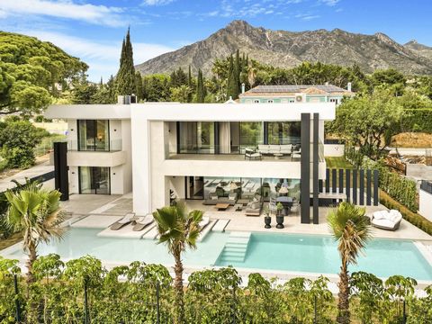 Deze prachtige villa is gelegen in Rocio de Nagüeles, een exclusieve buurt in Marbella Golden Mile, Marbella. Met 5 slaapkamers en 4 badkamers is dit een ruime woning die perfect is voor een groot gezin of voor gasten. De villa heeft een totale opper...