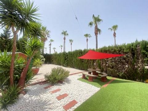 *Ville in vendita a Altaona Golf* * Super bella e piena di carattere questa villa con 2 camere da letto in ALTAONA GOLF & COUNTRY VILLAGE *. Grande area esterna con piante mature, terreno molto privato e abbastanza grande per costruire una piscina (c...