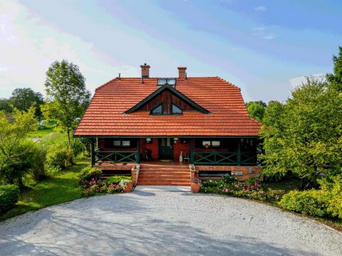 Landelijke villa met zwembad in Črna vas (339 m2, K+P+M, bouwjaar 2004) In Črna vasa, een aangename zonnige nederzetting aan de zuidelijke rand van Ljubljana, op slechts een paar kilometer afstand van Rudnik en 10 minuten van het centrum van Ljubljan...