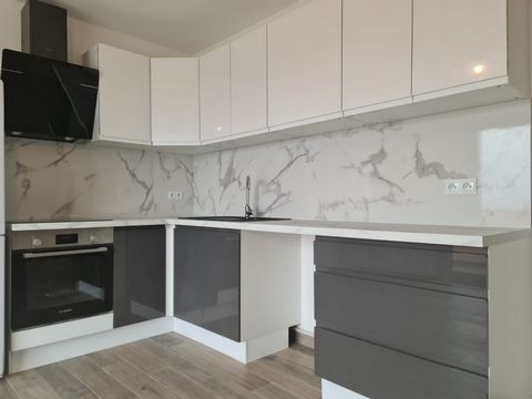 Beautiful apartment completely renovated with taste and quality materials. All you have to do is put your suitcases down. You will find two beautiful bedrooms, one of which has a dressing area. A completely redone bathroom with very bright walk-in sh...