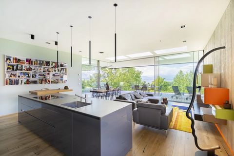 EXCLUSIVITE, au coeur du parcours international de Golf, Evian Masters, cette villa d'architecte contemporaine offre 210m2 habitables comprenant 4 chambres dont 3 suites, un vaste séjour avec une vue panoramique sur le lac Léman, la Suisse et le parc...