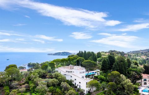 Magnificent residence for sale in Saint-Jean-Cap-Ferrat: Villa Ligne Droite. Saint-Jean-Cap-Ferrat, a prestigious peninsula adjacent to Beaulieu-sur-Mer and Villefranche-sur-Mer, offers tranquility and an exceptional natural setting. This exclusive e...