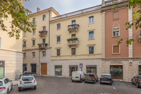 Situato nel cuore pulsante di Verona, a due passi dall’incantevole Arena, questo appartamento offre una soluzione di residenza unica e centrale. Con ampi spazi e una posizione invidiabile, questa proprietà è disponibile da subito. Vi è un generoso sa...