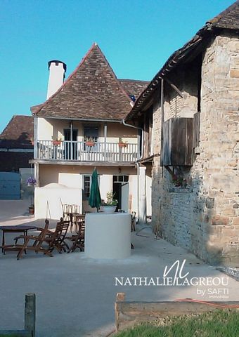 Magnificent authentic Béarnaise residence, dating from the 14th or 15th century, less than 10 minutes from all amenities and close to Navarrenx, nestled in a peaceful village in the southwest. Located on a plot of 1212 m2, it offers flat land, trees,...