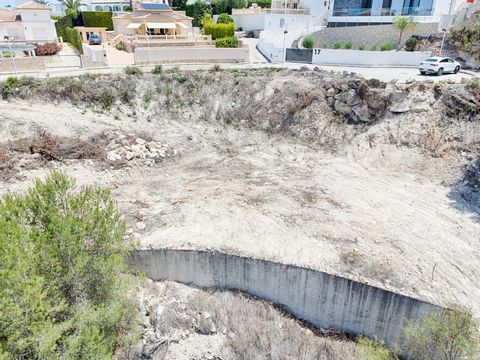 Entdecken Sie den perfekten Ort, um Ihre Traumvilla auf einem wunderschönen 807 m² großen Grundstück in der begehrten Gegend von Benimeit, Moraira, zu bauen. Dieses Grundstück bietet alles, was Sie suchen: Ruhe, Raum und Privatsphäre, was es ideal fü...