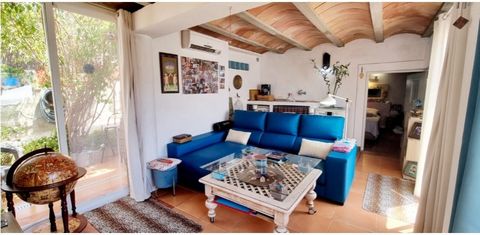 Detached house with a lot of charm and personality with a beautiful independent apartment and garage that is located at the height of the Mill in the town of Puig d'en Valls, a few minutes from Ibiza center and near the sports center 'Es Puig d'en va...