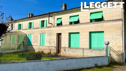 A33644LOP17 - Située dans un hameau paisible, cette propriété, ancienne distillerie de vin, se trouve dans une rue calme et tranquille. La maison offre au rez-de-chaussée un grand salon avec cheminée, une grande cuisine 7 une arrière-cuisine/panterie...