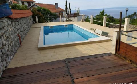 Mehrfamilienhaus in Veprinac über Opatija mit Swimmingpool und weitem Meerblick! Die Gesamtnutzfläche beträgt 1000 qm. Das Grundstück ist 1052 qm groß. Objekt wurde 2007 gebaut. Das Haus besteht aus sechs Wohnungen und einem Studio. Vier Wohnungen be...